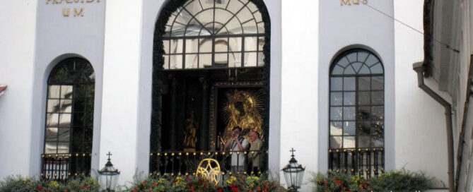 La Porta dell'Aurora (Ostra Brama): Dove, nel 1935, l'immagine di Gesù Misericordioso fu esposta pubblicamente per la prima volta.